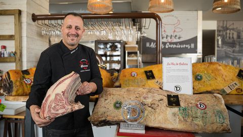 Sergio Creo, con la carne de la vaca que en su d�a se subast� en casi 8.000 euros.