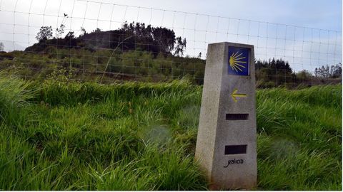 Un hito del Camino de Santiago en su trazado por Mondo�edo