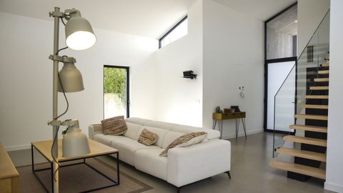 La zona del salón está muy iluminada