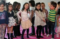 Los ni�os cantaron y bailaron para demostrar a sus pap�s todo lo que han aprendido. 