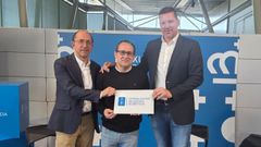 Lorenzo, Pastor y L�pez, con el distintivo identificativo.