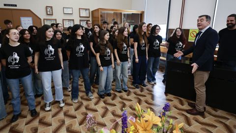 Alumnos del IES Salvador de Madariaga, con el conselleiro Rom�n Rodr�guez, durante su visita al centro educativo