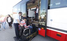 Paulo Font�n, de Amizade, prob� los nuevos autobuses accesibles presentados ayer en Salcedo. 