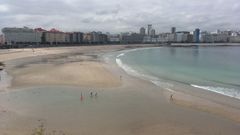 La intensa marea viva de estos d�as permite que Orz�n y Riazor sean una sola playa durante la bajamar.