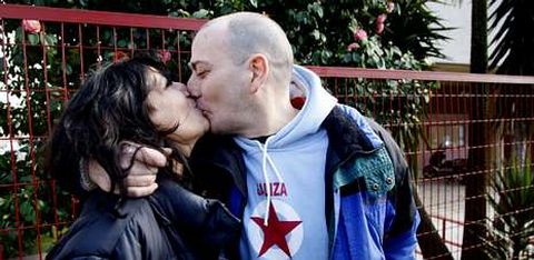 David Reboredo besa a su novia, con la que pronto quiere casarse, en un emocionado reencuentro