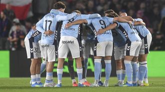 Los jugadores del Celta se conjuran antes del partido en el Camp Nou