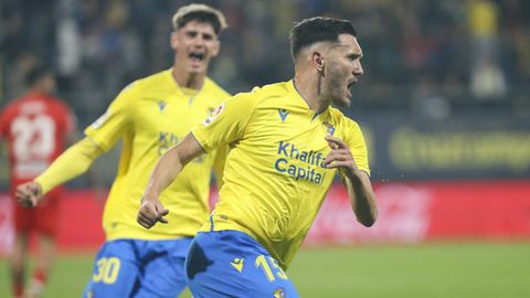 Lucas Pérez festeja su gol con el Cádiz ante el Almería