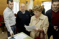 Imagen de la firma de actas previa a la ocupaci�n de fincas, en el consistorio de Viveiro.