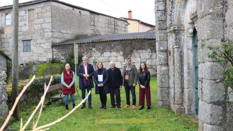 El delegado de la Xunta, Manuel Pardo, con otras autoridades locales de Cenlle en la iglesia de Santa Maria de Esposende.