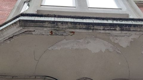 Daños en las galería de la fachada del inmueble que ocupa el Concello de Pontevedra en Michelena 30