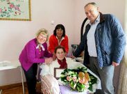 El alcalde, Jos� Manuel Varela, con Blandina y sus hijas Ana y Pilar.
