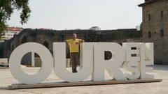 El alcalde de Ourense junto al nuevo cartel promocional 