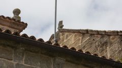 Parte de esta cruz de la imagen se vino al suelo 