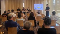 Jos� Ram�n Romero explic� el proyecto a comerciantes de Boiro.