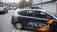 Los detenidos, ayer, a su llegada a los juzgados de Ourense en los coches policiales