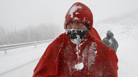 Peregrinos entre Triacastela y Poio.