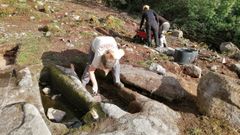 Un momento de la campa�a arqueol�gica del 2021 en O Preguntoiro, donde se encuentran antiguas sepulturas que han protagonizado leyendas populares