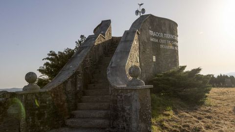 Las escaleras que dan acceso al mirador de Cotro, en Negreira.