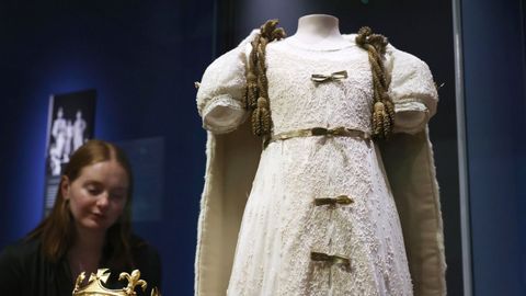 Un vestido lit�rgico que luci� Isabel II.
