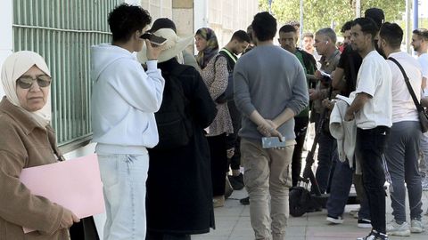 Marroqu&iacute;es hacen cola en los exteriores del consulado en Sevilla para solicitar documentaci&oacute;n para la regularizaci&oacute;n