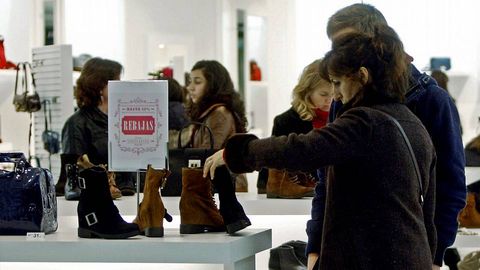 Primera jornada de rebajas tras la resaca navide�a.