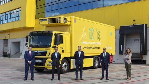De izquierda a derecha: Pelayo Borrag�n, Asesor Comercial de Asturias MAN Truck Bus Iberia; Jaime Baquedano, Director Comercial de Camiones y Furgonetas MAN; St�phane de Creisquer , Director General de MAN; Manuel Enterr�a, Director de Log�stica de Alimerka y Paula D�az-Caneja, Responsable de Medioambiente y Calidad de Alimerka