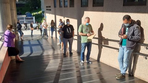 Una larga cola de ciudadanos esperaba a primera hora de la maana en la puerta de los juzgados de Vigo, que an siguen al ralent en la fase 2 de la desescalada a la espera de que maana se reincorpore el 70 % de la plantilla de funcionarios. La cola se debi a que los usuarios solo pueden pasar de uno en uno por turno y esperar a que salga la persona que ya estaba atendida. 