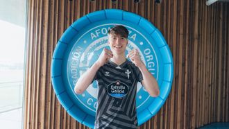 El portero juvenil del Celta Izan Server, tras ampliar su contrato con el club vigu�s.