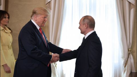 Los dos presidentes se saludan en presencia de la primera dama estadounidense Melania Trump