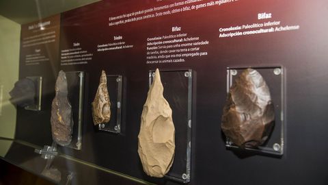 Modelos de herramientas del Paleol�tico en la secci�n dedicada a las antiguas poblaciones humanas