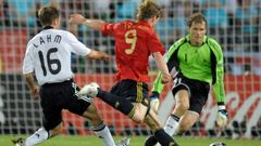 Fernando Torres ante Jens Lehmann.Fernando Torres ante Jens Lehmann en un Espa�a - Alemania