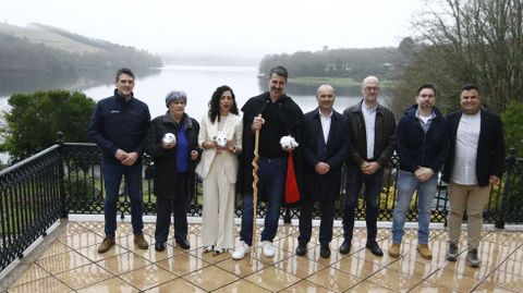 O delegado da Xunta en Lugo, Javier Arias, a pregoeira do 2025, Marica Campo, a deste ano, Luc�a P�rez, o embaixador do porco celta, David Amor, o alcalde do Incio, H�ctor Corujo, o director de Agader, Mart�n Alemparte, Carlos Teijeiro, de C�rnicas Teijeiro, e Diego Rodr�iguez, o actual xestor do hotel Hermida Rural. A foto est� feita no balc�n do hotel,  co encoro de Vilasouto de fondo