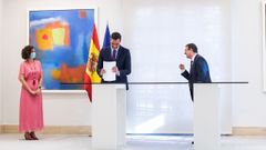 La ministra Mar�a Jes�s Montero, el presidente del Gobierno Pedro S�nchez y el presidente de la FEMP Abel Caballero, tras el acuerdo sobre el remanente de los ayuntamientos