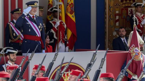 Los Reyes Felipe y Letizia, acompaados del presidente del Principado Adrin Barbn presiden el desfile del Da de las Fuerzas Armadas ante miles de ovetenses