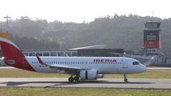 Avi�n de Iberia aterrizando en el aeropuerto de Alvedro. 