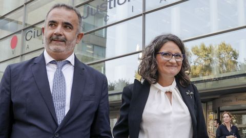 M�nica Oltra junto a su abogado a su salida de la Ciudad de la Justicia de Valencia el pasado lunes 19.