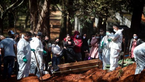 Sepultadores entierran una víctima sospechosa de covid-19 en Sao Paulo