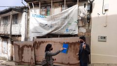 Javier Arias ante un dos edificios a restaurar de Vilalba
