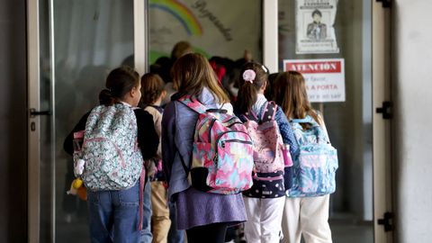 Un grupo de alumnos, regresando a las aulas este mircoles en un colegio de Santiago