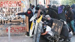 Manifestantes se parapetan durante una manifestacin contra el Gobierno chileno en Valparaso