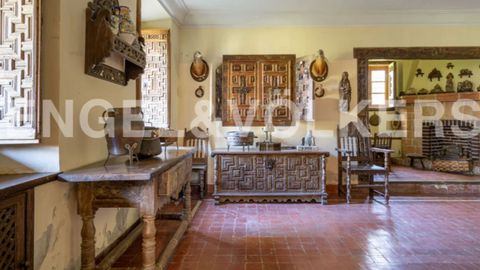 Vista del interior de la casa en San Cucao (Llanera) que vende la familia Franco