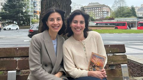 La editora Laura Rodr�guez (izquierda) y la escritora Alba Formoso, ayer en A Coru�a