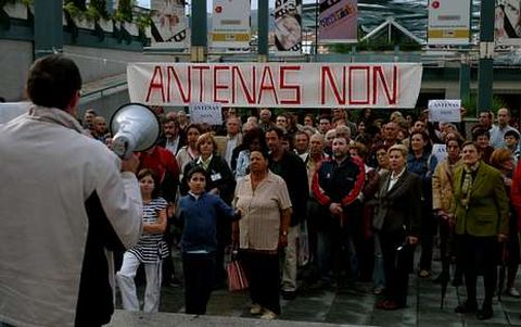 <span lang= es-es >Un asunto polémico</span>. Protestas como la de la imagen (de archivo) son habituales cuando se instalan nuevas antenas de telefonía. Su supuesto impacto en los seres humanos genera temor.