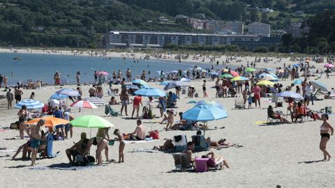 La playa de Covas, en Viveiro, estaba este jueves, da festivo, abarrotada de baistas