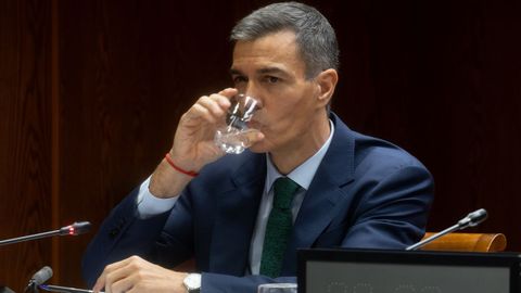 El presidente del Gobierno, Pedro Sánchez, bebe agua en un momento de su comparecencia en el Senado.
