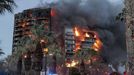 Las llamas devoraron en apenas media hora el edificio de 14 plantas en el barrio de Campanar, en Valencia