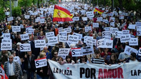 Un momento de la marcha con el lema Por amor a la democracia convocada por el colectivo La Plaza Madrid y que ha transcurrido este domingo por el centro de Madrid