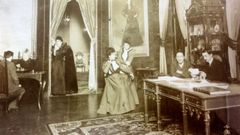 Imagen de la condesa de Pardo Baz�n, con su familia, en las torres de Meir�s