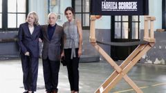 La reina Letizia junto al director estadounidense Martin Scorsese y su mujer, Helen Morris (i), hoy en la f�brica de Armas de La Vega