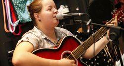 Familiares, amigos, clientes y proveedores se sumaron a la fiesta de reapertura de la tienda boirense, que fue ampliada.